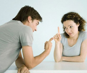 Vừa lên sếp chồng đã muốn "đá" vợ ra khỏi nhà
