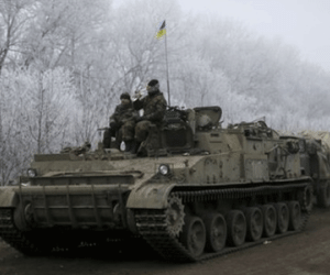Clip: Vũ khí hạng nặng Ukraine rời vùng chiến sự