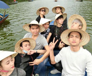Dàn hot girl, hot boy đội nón lá, đeo kính đen đi chùa Hương