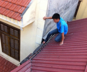 Hà Nội: Bị chủ nhà phát hiện, kẻ trộm tự cứa dao vào cổ