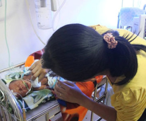 Mẹ 9X đẻ rơi thai nhi 7 tháng xuống hố nhà vệ sinh