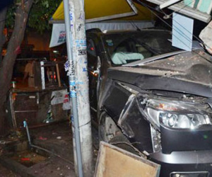 Ô tô “điên” tông sập nhà dân trong đêm, 1 bé trai nguy kịch