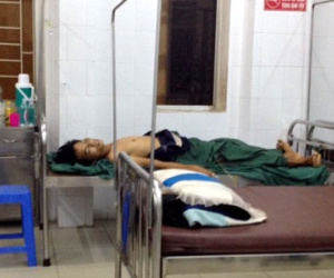 Thay nhau sờ khẩu súng, 1 người cấp cứu vì thủng bụng