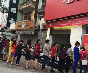 Biển người mua vàng, hàng quán thi nhau chặt chém