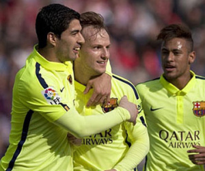 Granada 1-3 Barca: Tuyệt vời Rakitic!