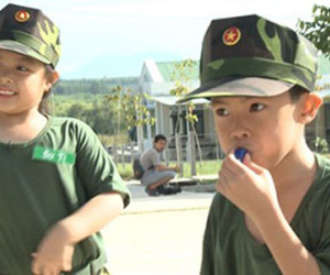 Hoàng Bách bị con trai Trần Lực phạt "xanh mặt"