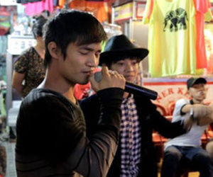 Lệ Rơi, thánh bàn chải và hot boy kẹo kéo hát trên phố Bùi Viện gây tắc nghẽn