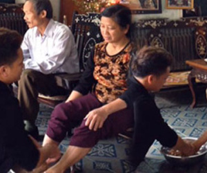 Ca sĩ Vietnam Idol rửa chân báo hiếu bố mẹ gây sững sờ