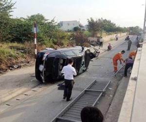 Dính "bẫy" bùn trên đường, xe biển xanh "bay" khỏi cầu