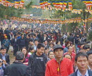 Dòng người nườm nượp đổ về dự Hội Lim