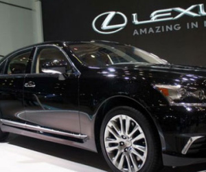 Toyota giảm giá xe Lexus, tăng mạnh giá bán Fortuner, Vios, Innova