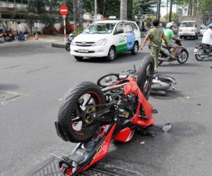 Va quẹt, xe mô tô phân khối lớn chổng ngược giữa đường