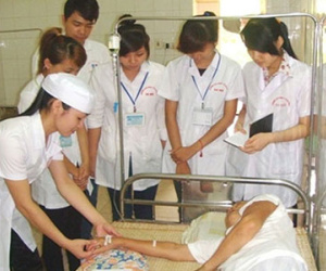 Bi hài sinh viên thực hành châm cứu, xoa bóp, bấm huyệt