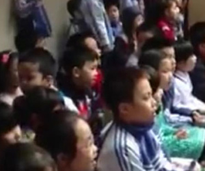 Clip hàng trăm học sinh tiểu học thuộc làu và hát theo "Chắc ai đó sẽ về"