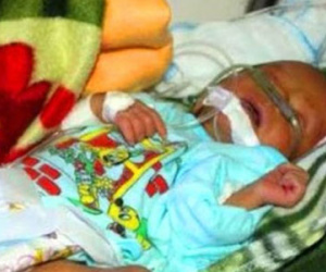 Đưa bé trai bị đẻ rơi xuống bồn cầu ra Hà Nội điều trị