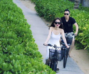 Ngọc Trinh thảnh thơi đạp xe dạo biển Côn Đảo cùng ông bầu