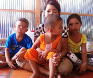Vợ siết cổ chồng bằng khăn tắm, 4 đứa trẻ bơ vơ