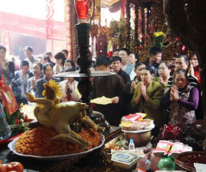 Đền Trần: Dòng người chen chân trước giờ khai ấn