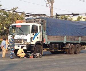 Hai mẹ con thoát chết khi nằm dưới gầm xe tải