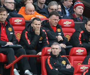 HLV Van Gaal "cấm" học trò chuyền về