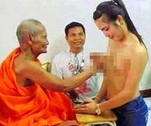 Nhà sư Thái Lan bị chỉ trích vì "sờ ngực" phụ nữ