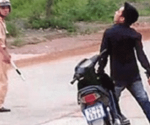 Bị truy đuổi, kẻ giết người vác dao chém loạn xạ công an