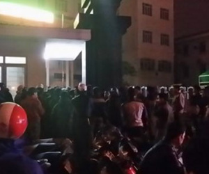 Đội mưa rét xếp hàng từ tờ mờ sáng mua vắc xin