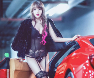 Đường cong sexy đầy mê hoặc bên "ngựa hoang" Ferrari