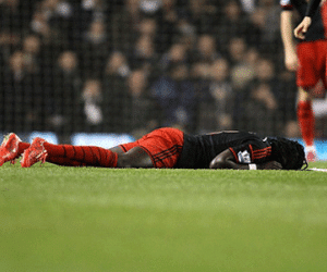 Khoảnh khắc kinh hoàng: Gomis đổ gục trên sân