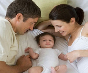 Lợi ích khi cho trẻ ngủ cùng bố mẹ