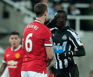 Sao M.U và Newcastle nhổ nước bọt vào mặt nhau