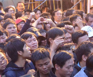 Xếp hàng dưới mưa nhiều giờ chờ mua ấn đền Trần