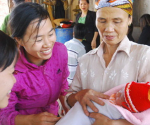 Bé trai sơ sinh bị bỏ rơi ở chuồng bò