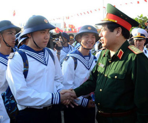 Bộ trưởng Quốc phòng chỉnh quân phục cho tân binh
