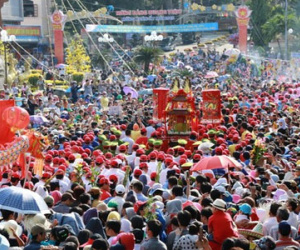 Đừng biến chùa chiền thành nơi khoe thân