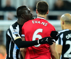 Nhổ nước bọt vào Evans, Cisse đối diện án phạt nặng