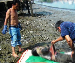 Thi thể thanh niên có nhiều vết máu trôi trên kênh