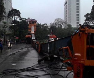 Hà Nội: Dân chạy tán loạn vì xe cẩu dài 50 mét đổ vật ra đường