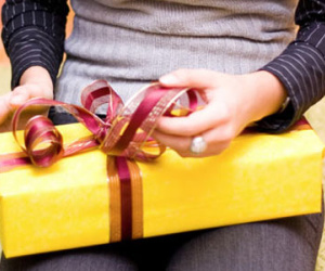Nỗi khổ của các ông chồng khi tặng quà 8/3