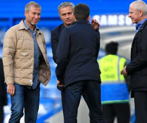 Abramovich bị cấm vào phòng họp vì... mặc quần Jeans