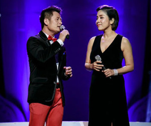 Bằng Kiều "hẫng" vì bị giật mic trên sân khấu Thủ đô
