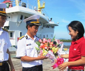 Giữa biển xa vẫn có hoa tặng vợ