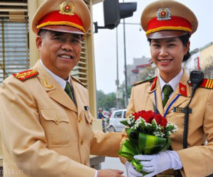 Những “bóng hồng” xinh đẹp điều tiết giao thông trên đường phố Hà Nội