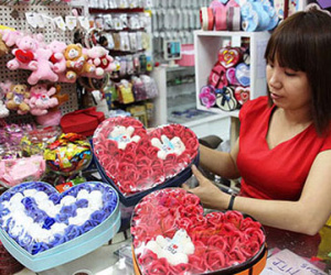 Quà tặng 8-3: “Độc”, lạ, giá cao