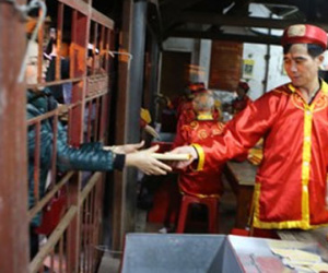 Chẳng lẽ không có tiền không được phát ấn?