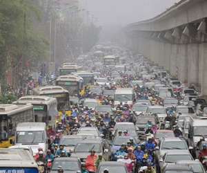 Chôn chân trong mưa lạnh, ngửi khói xe buýt vì tắc nghẽn
