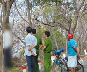 Người đàn ông chết trong tư thế treo cổ ven đường