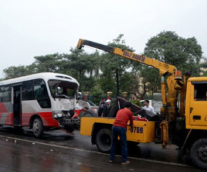 Xe tải đấu đầu xe khách, 8 người bị thương