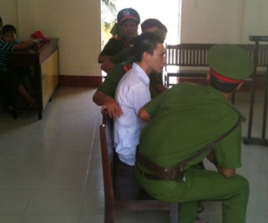 Người tình thiếu nữ 15 tuổi ra tòa vì tội mua bán ma túy