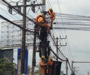 Nhân viên viễn thông bị điện giật treo lơ lửng 30 phút
